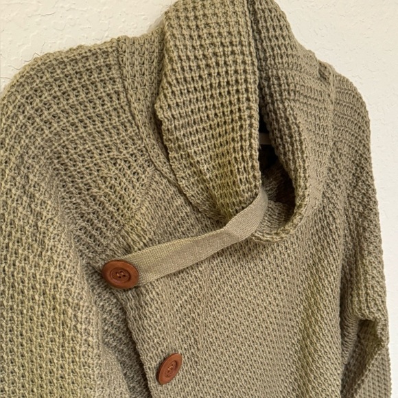 NEW Grecerelle Womens Asymmetric Chunky Button Detail Pullover Sweater Size L - Picture 9 of 14